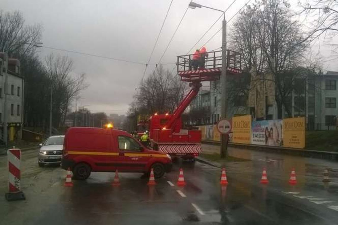 Latarnia przechyliła się nad ulicę. Zablokowana Droga Męczenników Majdanka