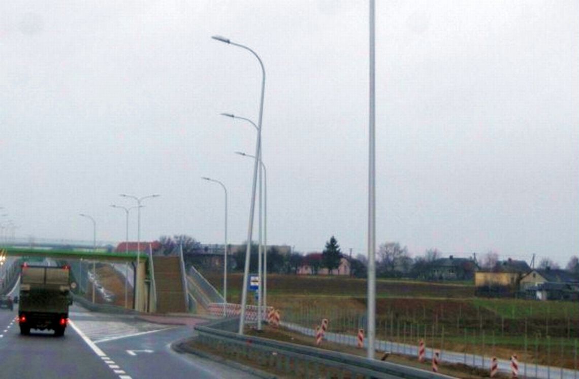 Latarnie na S17 nie trzymają pionu Latarnie na S17 nie trzymają pionu