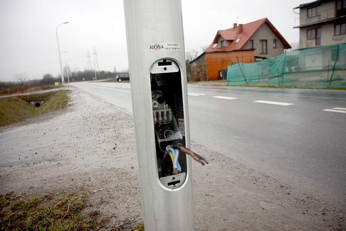 Latarnie stoją, ale nie świecą. Powód? Złodzieje kabli Latarnie stoją, ale nie świecą. Powód? Złodzieje kabli