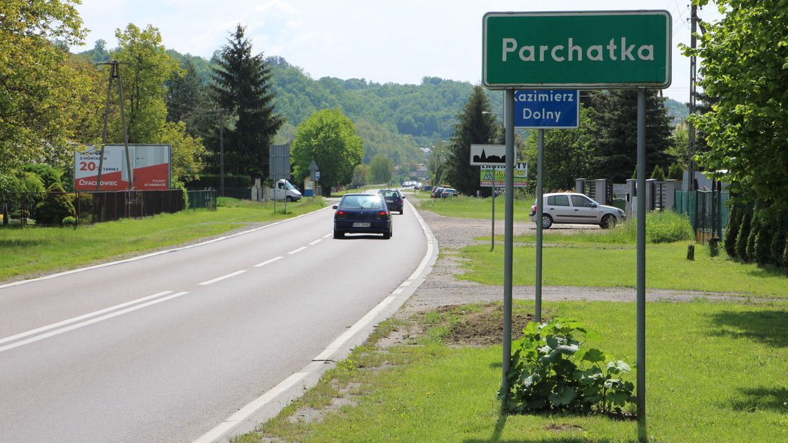 Latem to bardzo ruchliwa trasa w kierunku Kazimierza. Mieszkańcy Parchatki czekają chodnik i fotoradar Latem to bardzo ruchliwa trasa w kierunku Kazimierza. Mieszkańcy Parchatki czekają chodnik i fotoradar