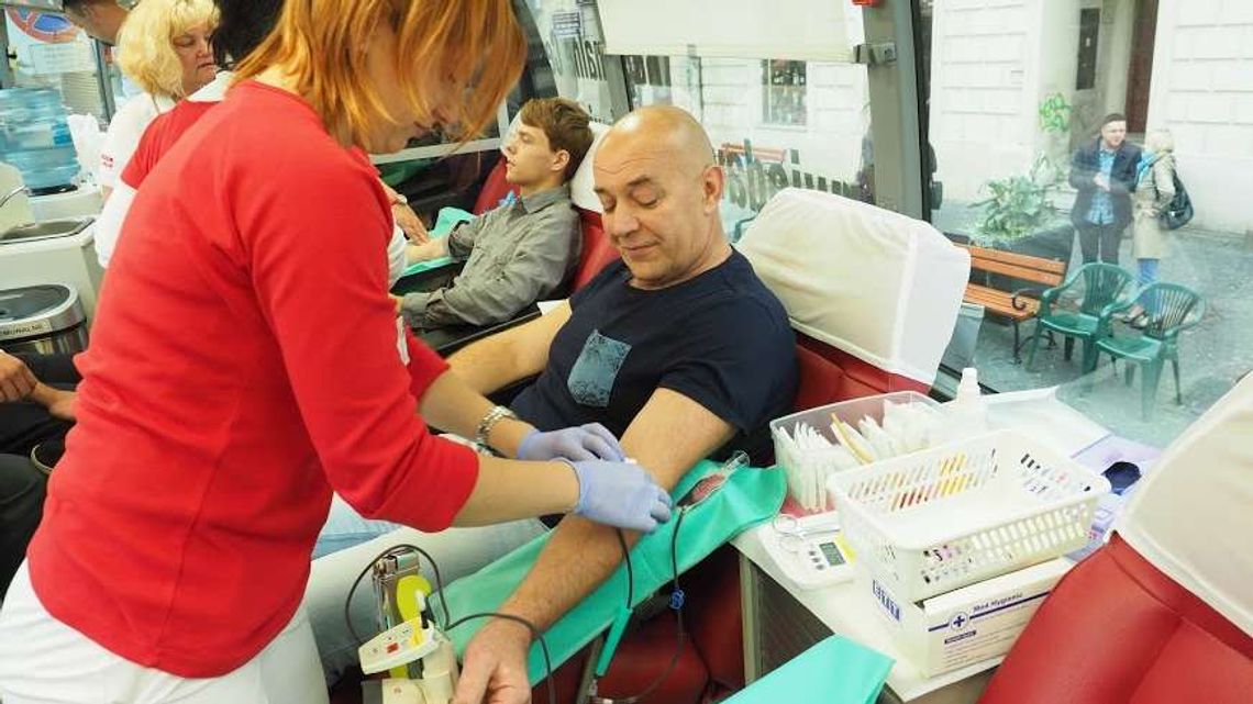 Lato to dobry moment, żeby zostać krwiodawcą. Sprawdź gdzie możesz oddać krew