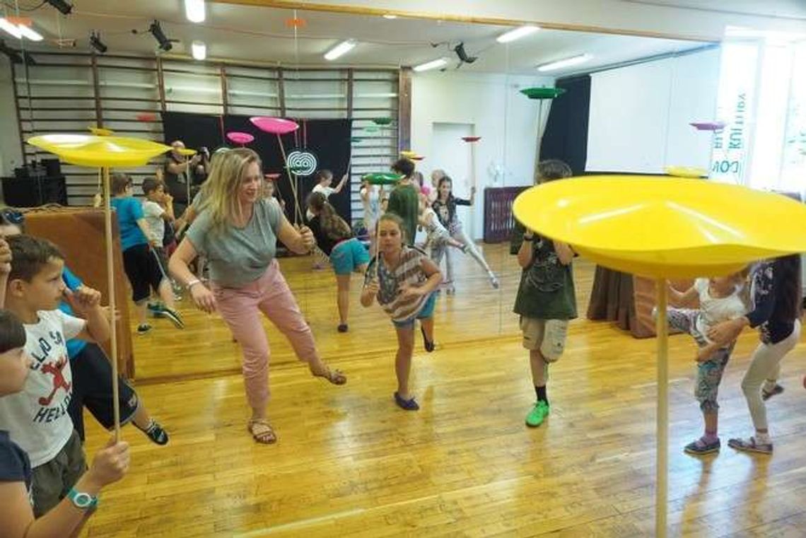 Lato w mieście: Ale cyrk! Latające talerze i modelinowe lody Lato w mieście: Ale cyrk! Latające talerze i modelinowe lody