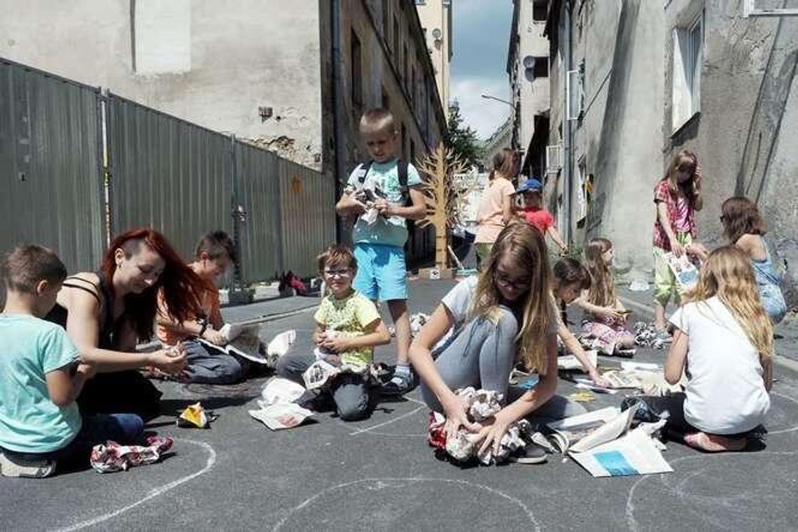 Lato w mieście: Odwiedzają Piotrusia Pana, który mieszka na podwórku