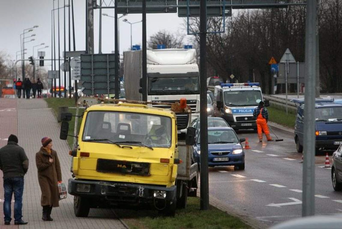 Laweta wjechała w 4 samochody na al. Spółdzielczości Pracy