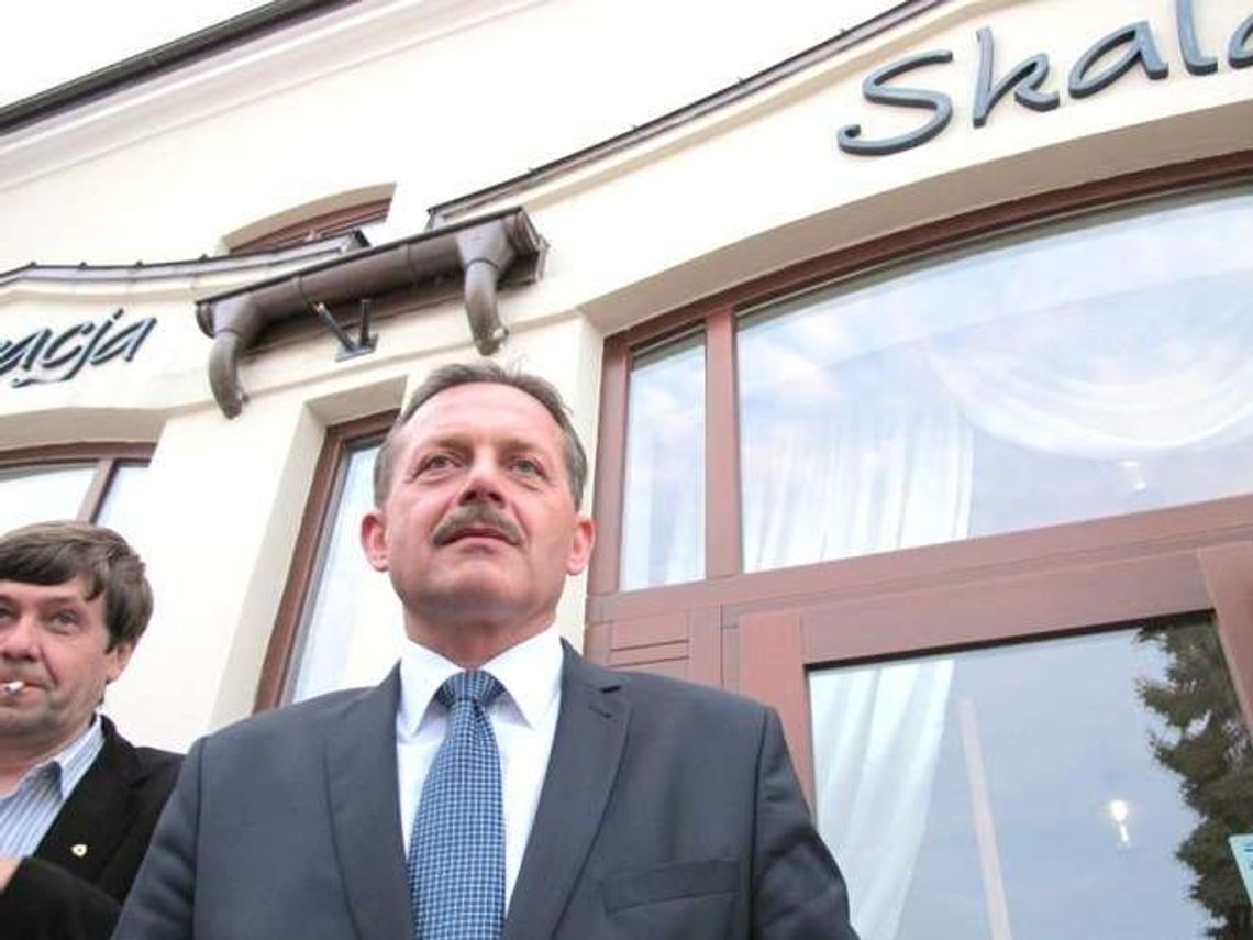 Lawina pytań do burmistrza. A zaczęło się od trzech e-maili Lawina pytań do burmistrza. A zaczęło się od trzech e-maili