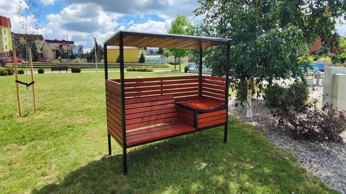 Ławka przyjazna mamom. Jedna już stoi, będą kolejne 