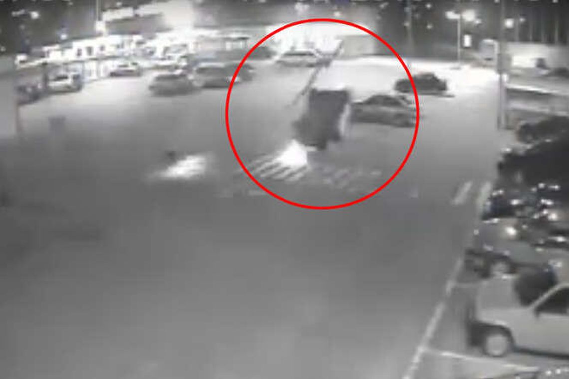 Łęczna: Dachowanie na parkingu centrum handlowego. Chciał posłuchać muzyki, wjechał w latarnię