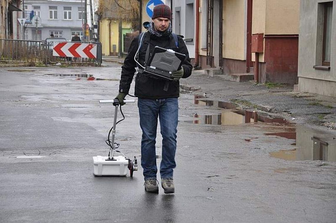 Łęczna: Georadar odkrył starą drogę i studnię