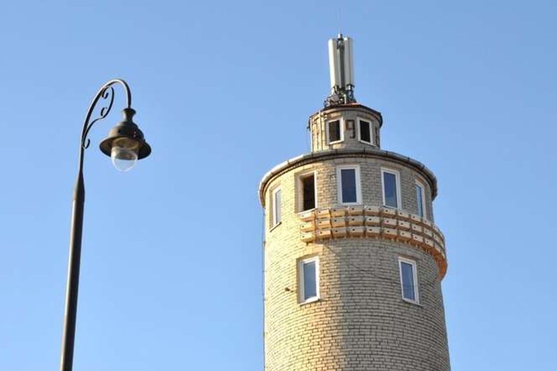 Łęczna: Miasto daje domki jerzykom. Na budynku strażaków