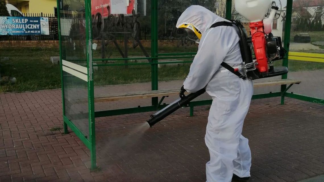 Łęczna: Mieszkaniec z własnej inicjatywy odkaża miejskie przystanki