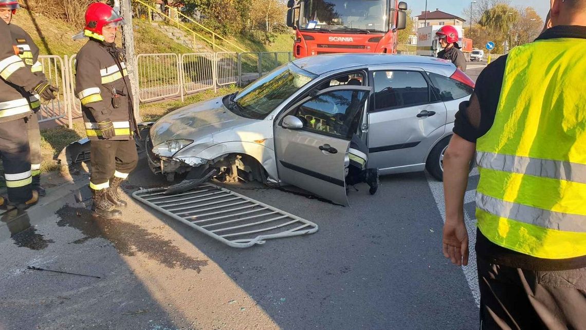 Łęczna: Młody kierowca prawdopodobnie zasnął za kierownicą i dachował [zdjęcia]