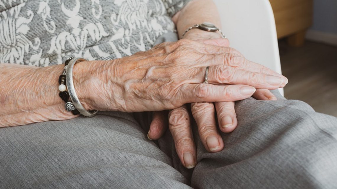 Łęczna. Nieznajoma zapukała do drzwi staruszki i skończyło się to fatalnie