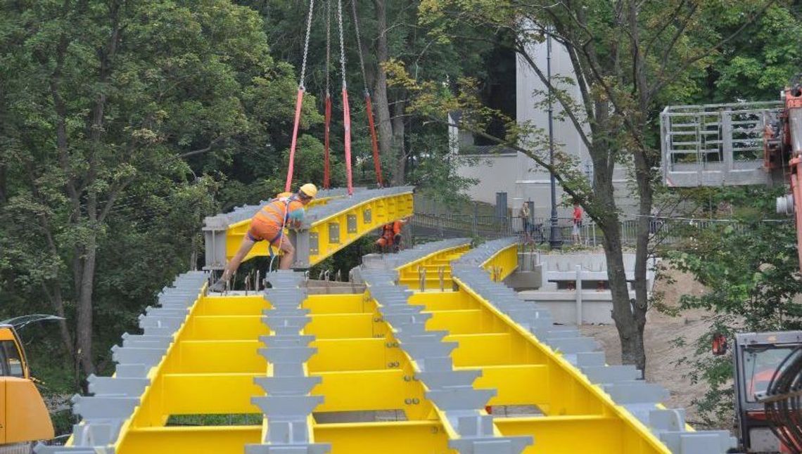 Łęczna. Nowa kładka nabiera kształtu