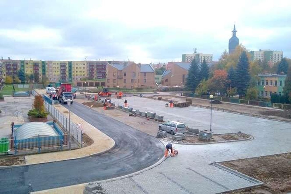 Łęczna. Nowy parking i przebudowana droga