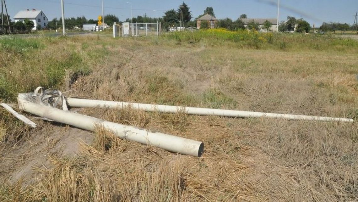 Łęczna. Po kilku piwach jadąc audi złamał słup oświetleniowy