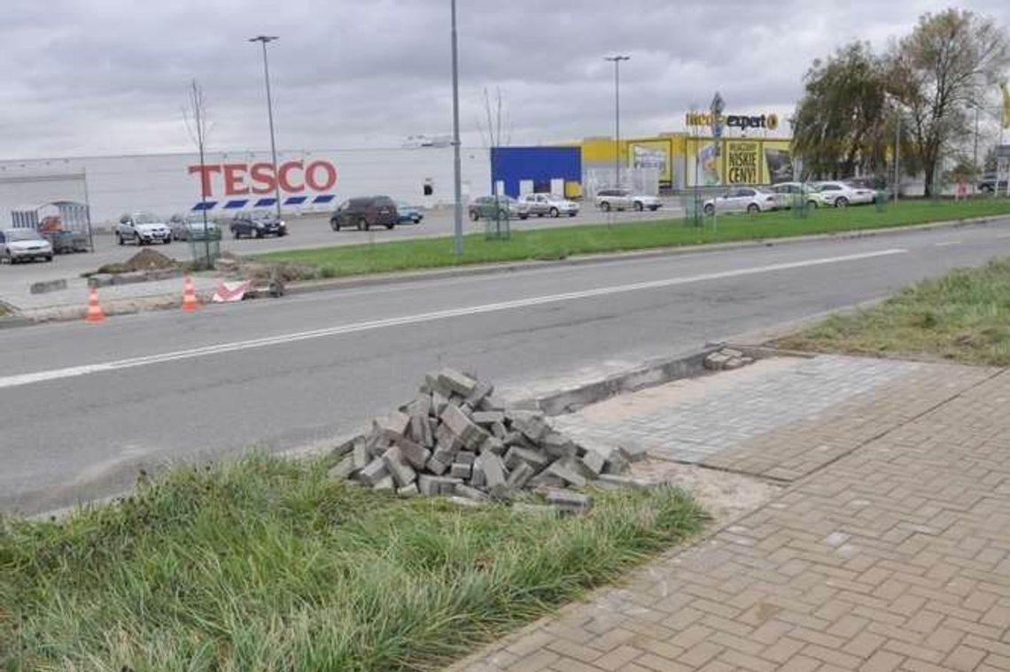 Łęczna: Powstaje bezpieczniejsze dojście do Tesco