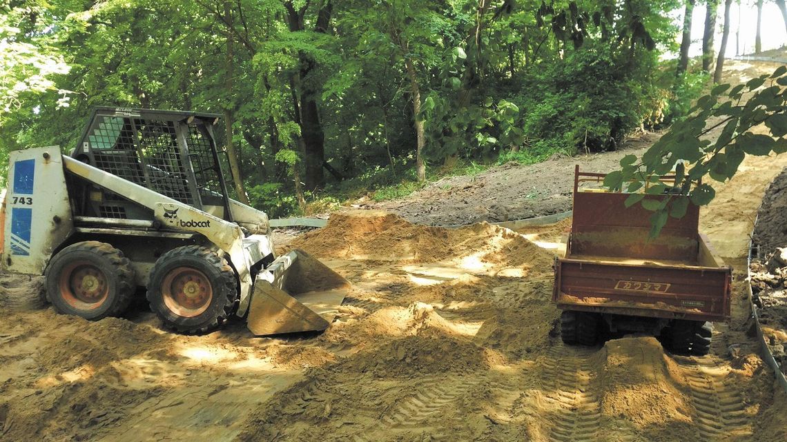 Łęczna: Ścieżką do ruin zamku, a później na plażę
