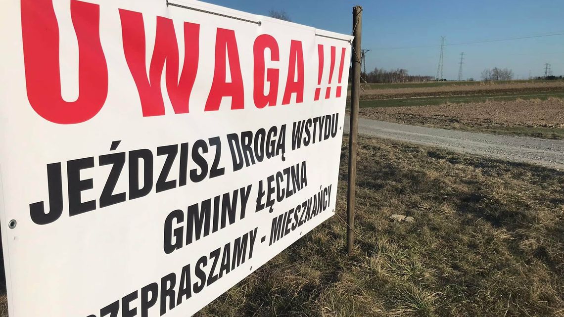 Łęczna: Sołtys ma dosyć takiej drogi. Postawił "baner wstydu"