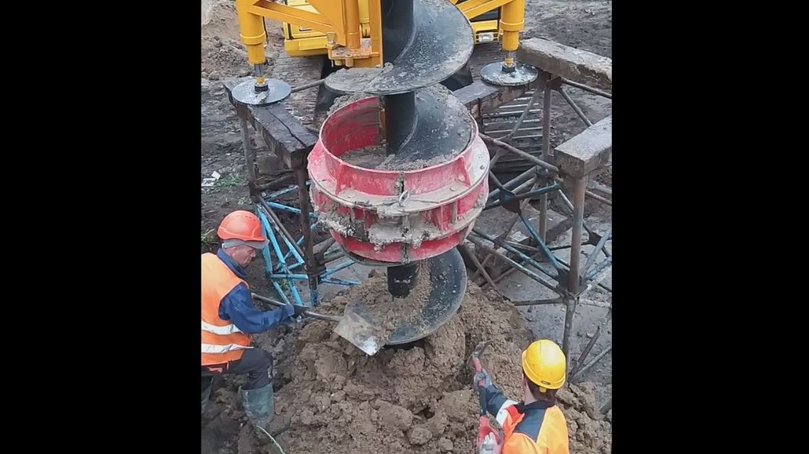 Łęczna: Wiercą otwory pod kładkę dla pieszych i rowerzystów Łęczna: Wiercą otwory pod kładkę dla pieszych i rowerzystów