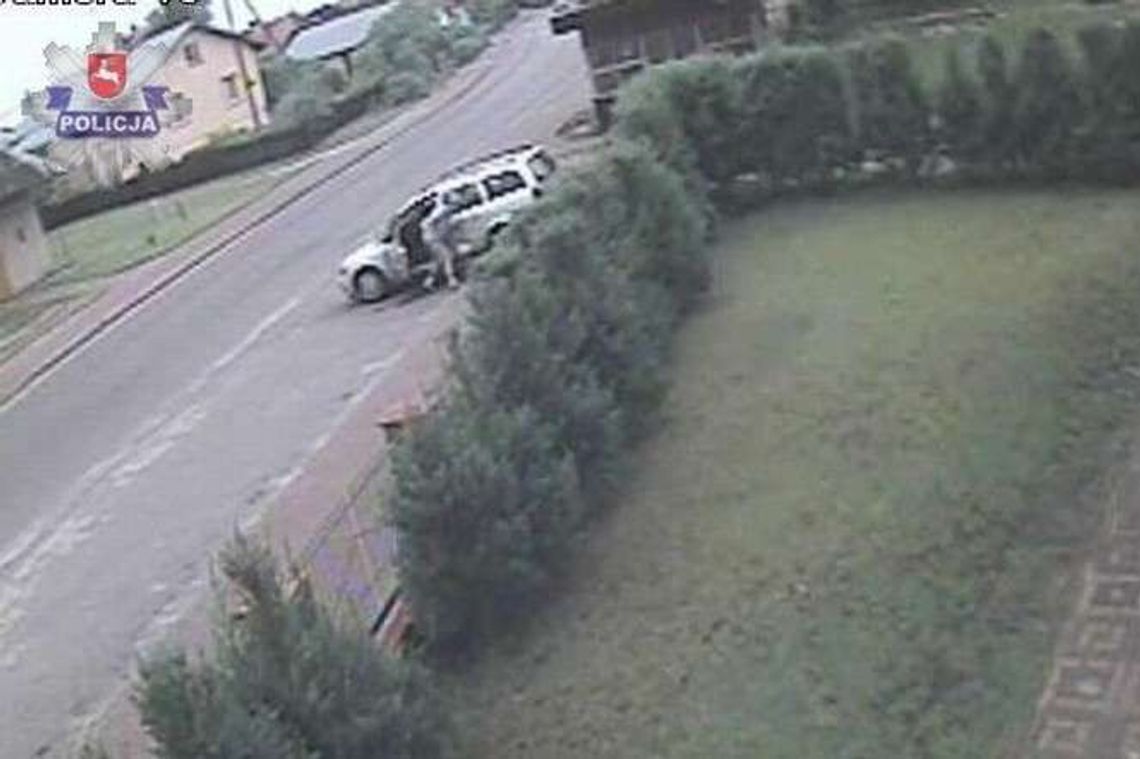 Ledwo wytoczył się z samochodu. Pijany kierowca nagrany przez monitoring