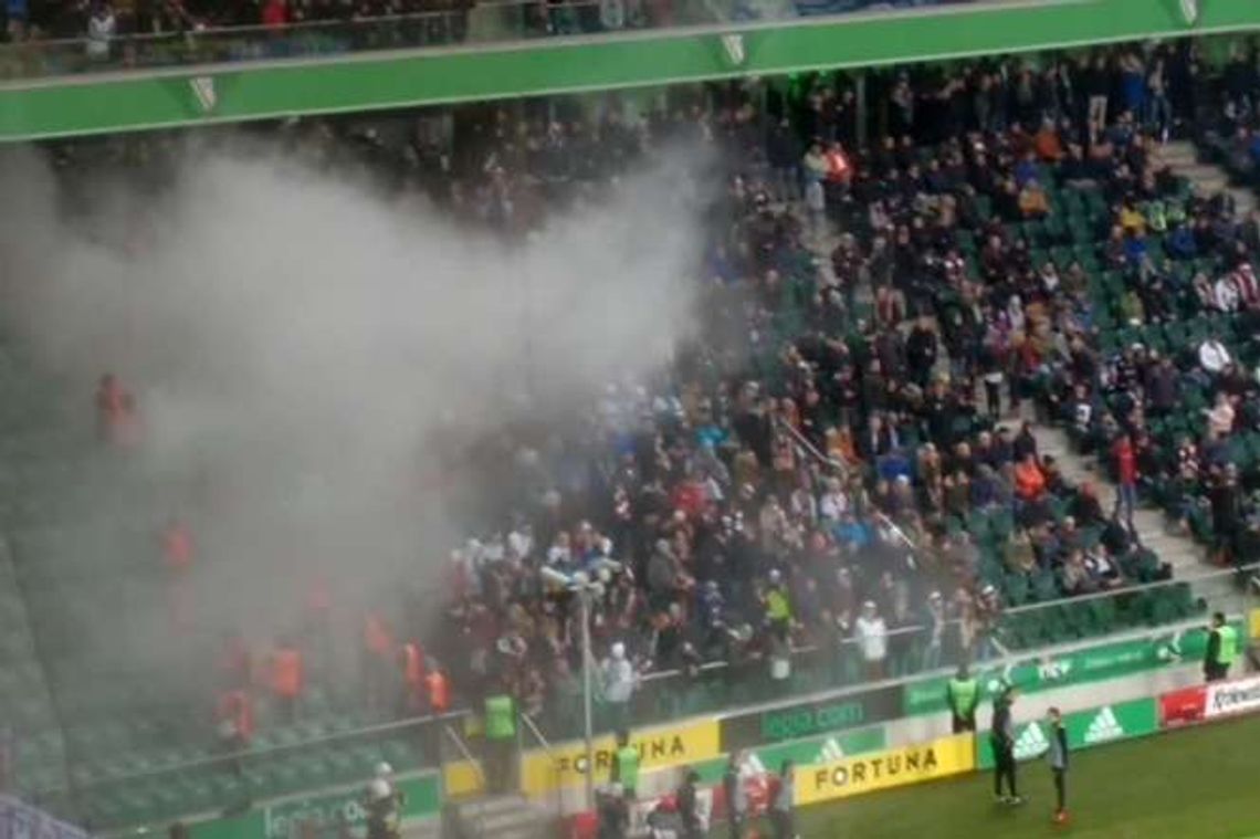Legia-Górnik. Zadyma na trybunach, skandaliczne zachowanie kibiców [wideo]