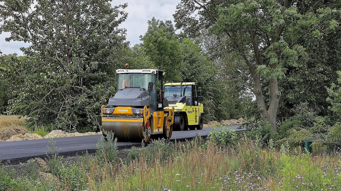 Leją asfalt. Droga wojewódzka nieprzejezdna