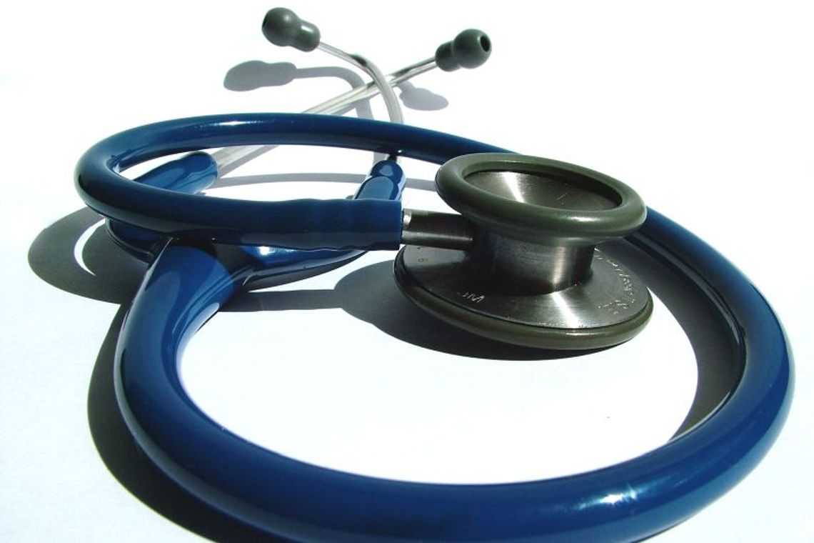 Lekarz wyłudzał pieniądze w szpitalu. 25 zł za akt zgonu, 1,6 tys. zł za tomografię