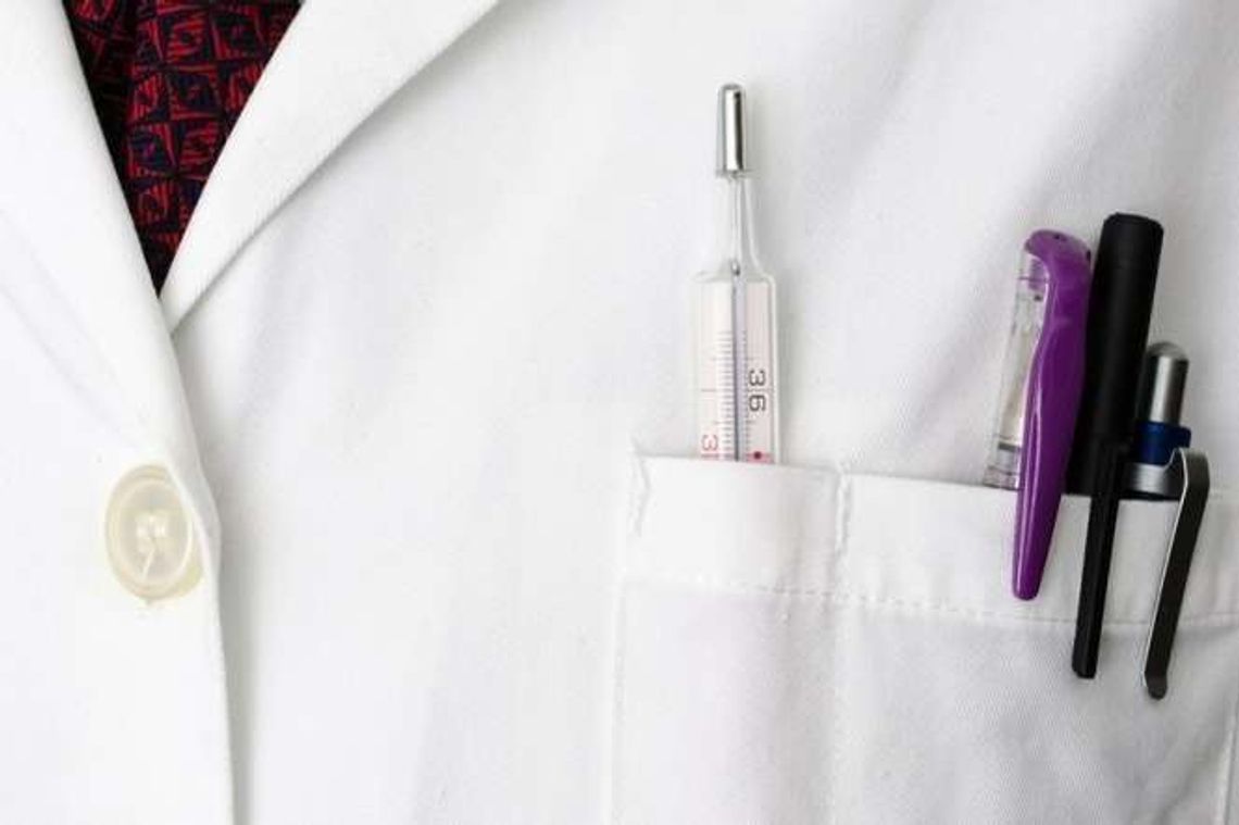 Lekarz zarabiał na śmierci? Miał brać pieniądze za wydanie karty zgonu. 77 zarzutów