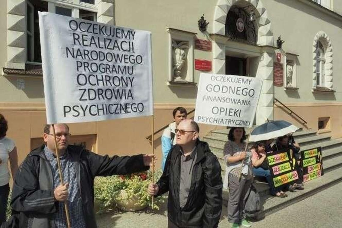 Lekarze i pacjenci protestowali przed Urzędem Wojewódzkim w Lublinie Lekarze i pacjenci protestowali przed Urzędem Wojewódzkim w Lublinie