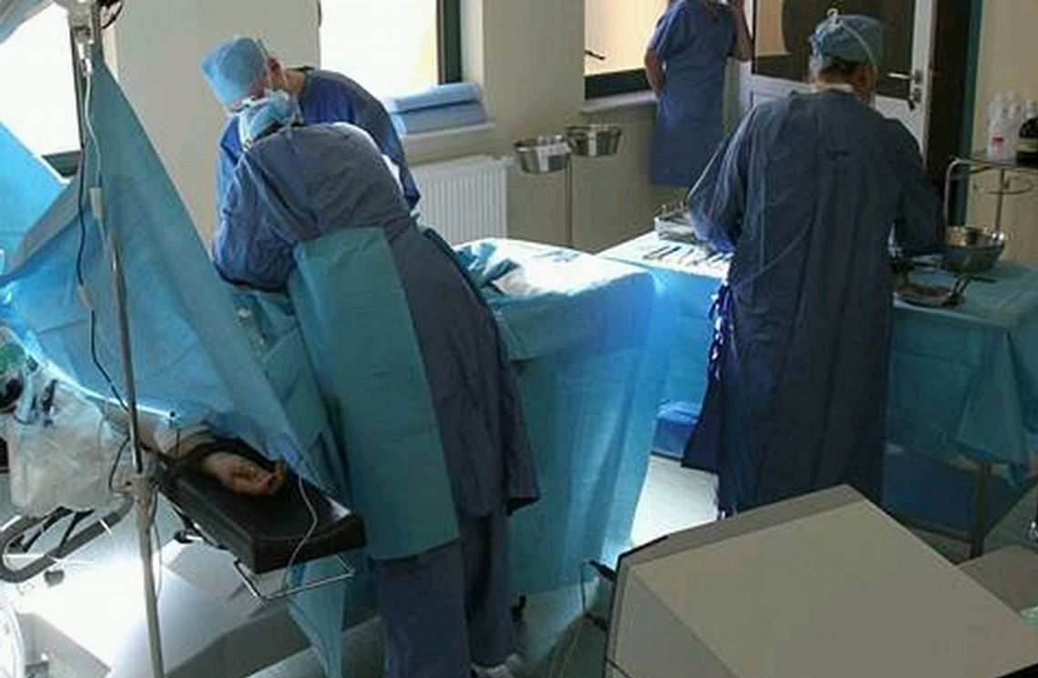 Lekarze popełnili błąd? Kobieta oskarża chirurgów o śmierć matki
