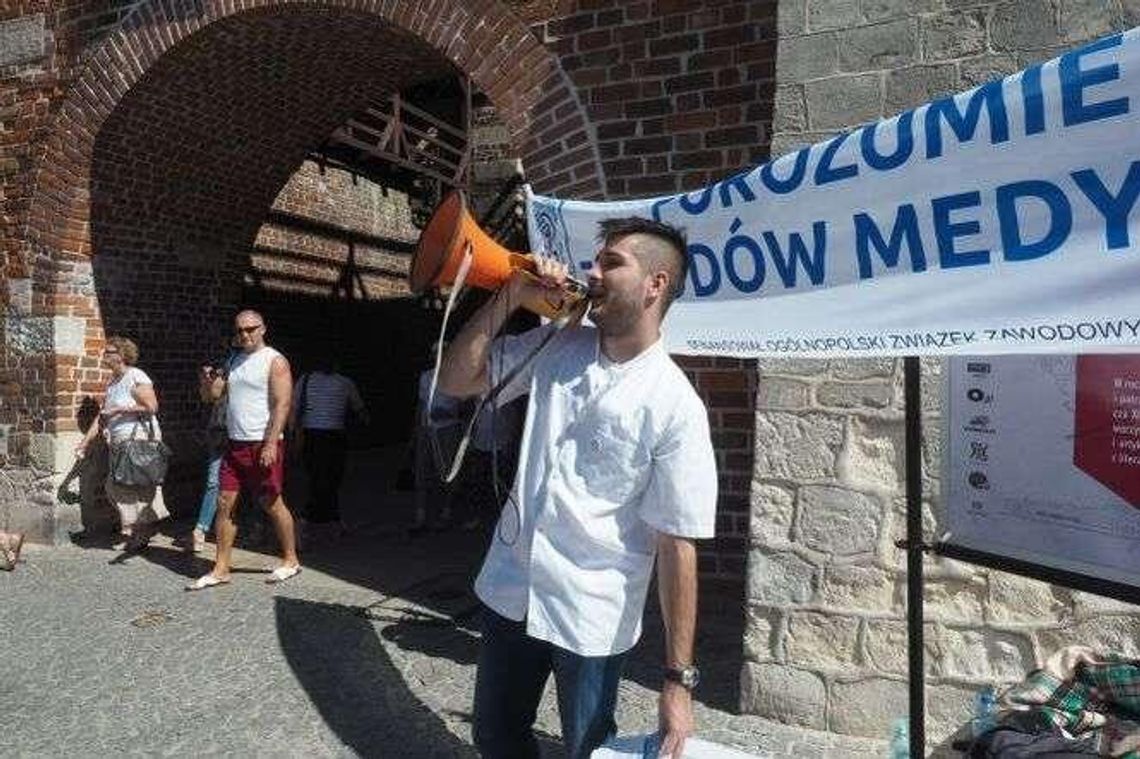 Lekarze protestowali w Lublinie. Chcą więcej pieniędzy na służbę zdrowia Lekarze protestowali w Lublinie. Chcą więcej pieniędzy na służbę zdrowia
