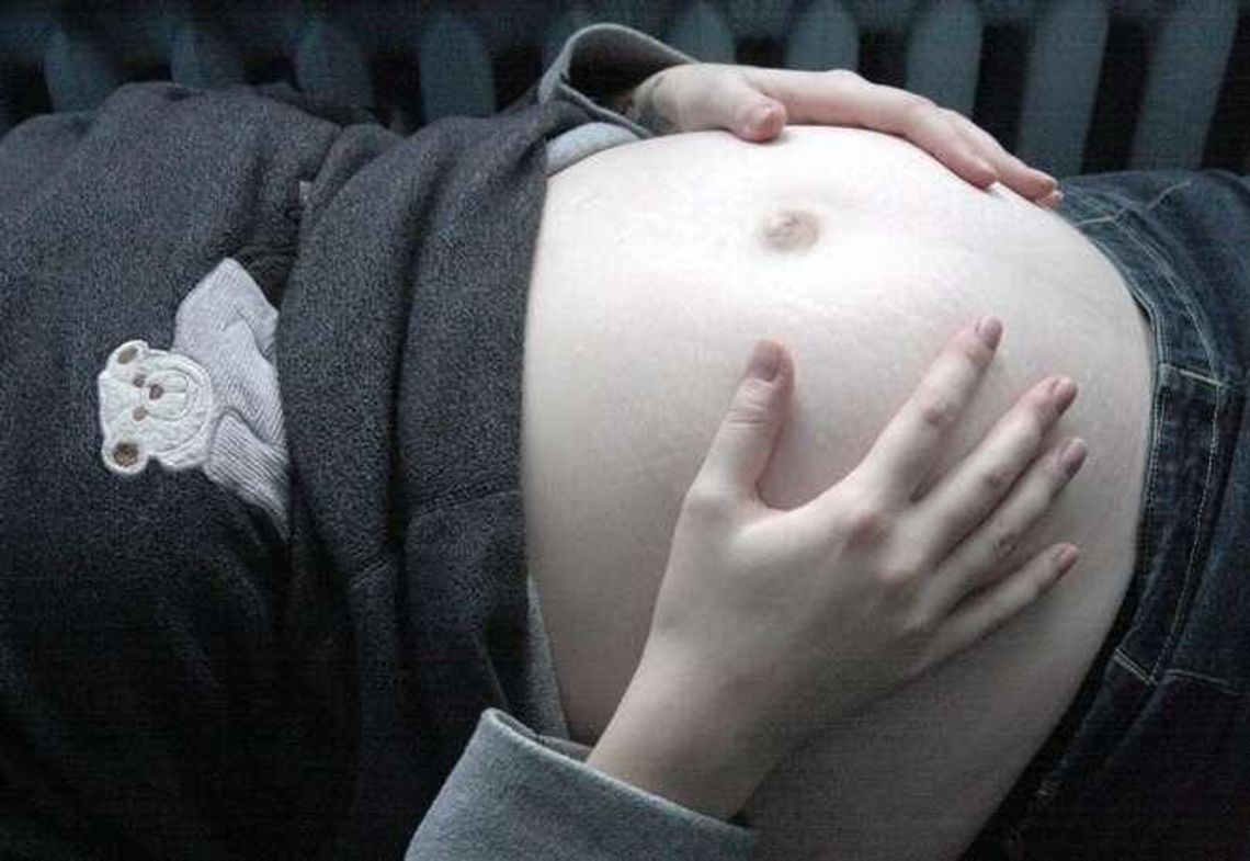 Lekarze wciąż wykonują "wyciskanie dziecka" przy porodzie. Wiele przypadków w Lubelskiem