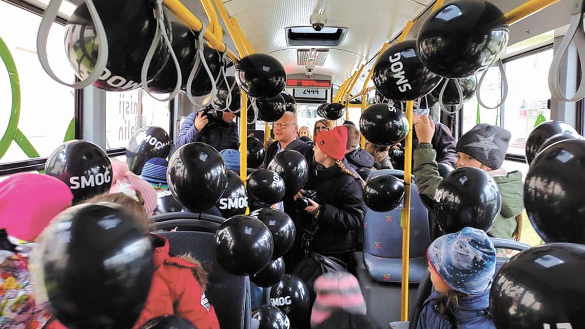 "Lekcja Ciepła" i czarne balony. Jak urzędnicy edukują dzieci
