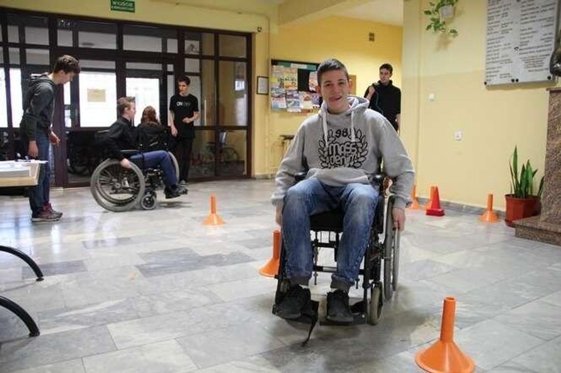 Lekcja empatii na wózku inwalidzkim. Uczniowie sprawdzili, jak to jest być niepełnosprawnym