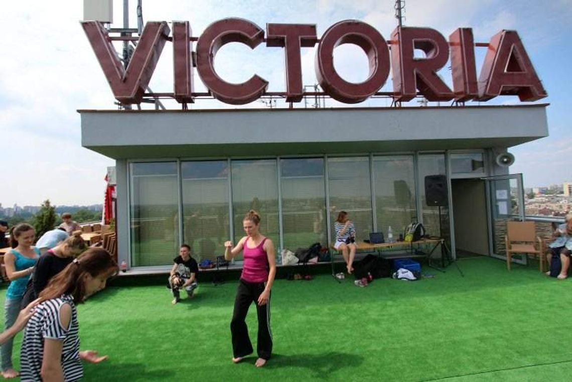 Lekcja tańca na dachu hotelu Victoria w Lublinie (zdjęcia) Lekcja tańca na dachu hotelu Victoria w Lublinie (zdjęcia)