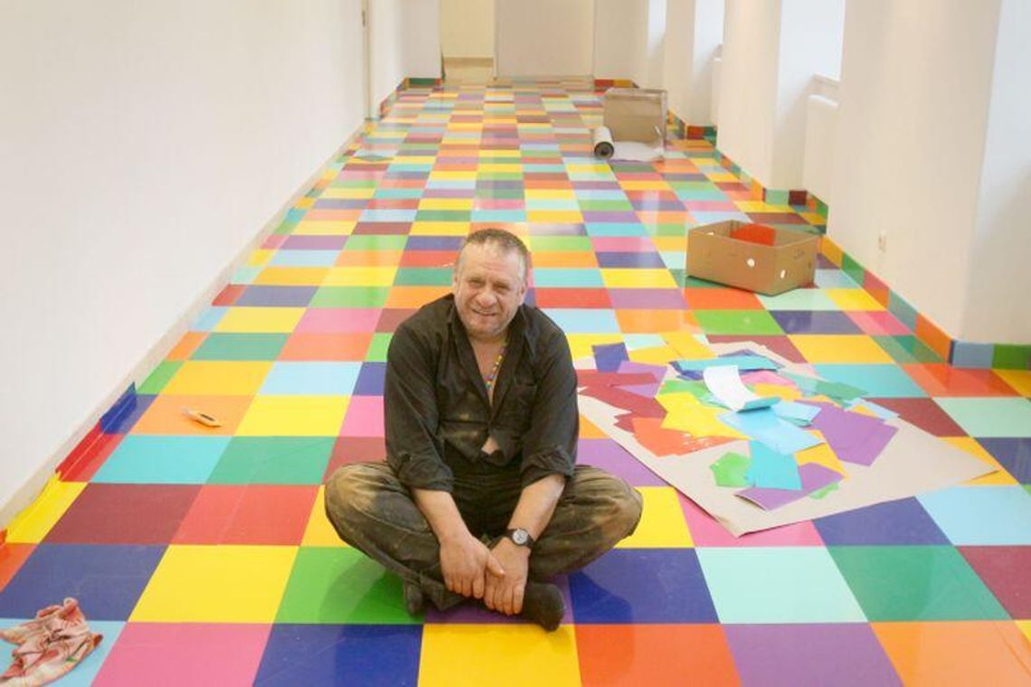 Leon Tarasewicz robi łąkę w Centrum Kultury