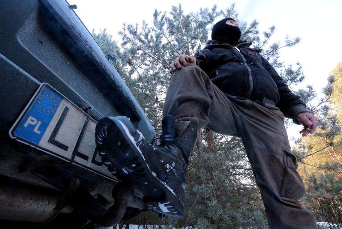 Leśny patrol na tropie kłusowników. Uratowaliśmy sarny i zające (wideo)