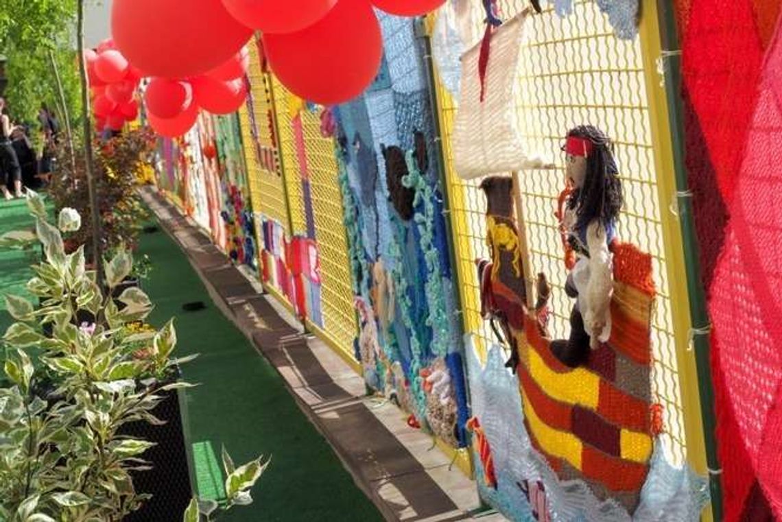 Letni look dla chorych dzieci. Włóczkowa instalacja w szpitalu dziecięcym (zdjęcia)