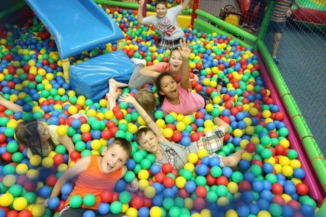 Letnie szaleństwo w basenie z piłkami (zdjęcia)