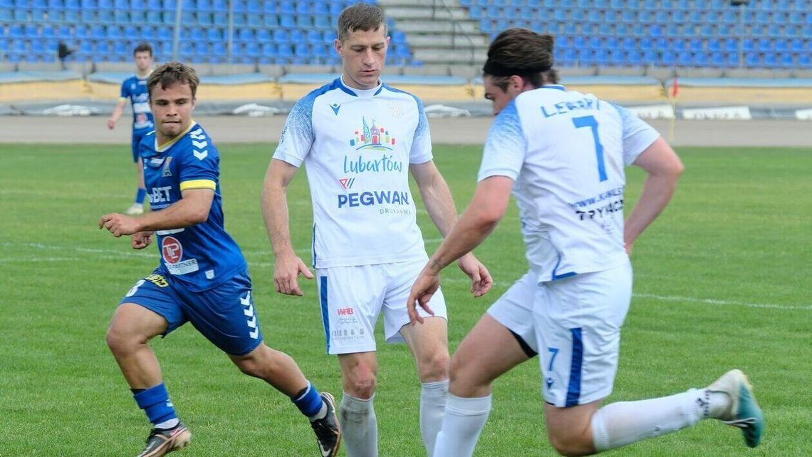 Lewart Lubartów jeszcze nie myśli o awansie, w środę 32. kolejka Hummel IV ligi