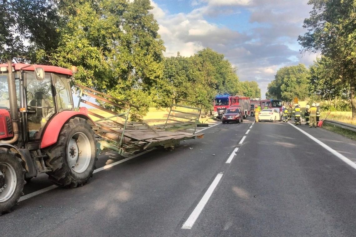 Lexus kontra Farmer: Pechowe omijanie na krajowej „siedemnastce” Policja Krasnystaw wypadek