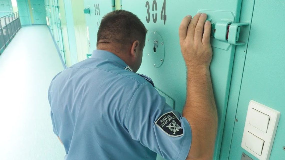 "Leżał cicho, przykryty stertą słomy". 58-latkowi nie udało się ukryć przez policjantami