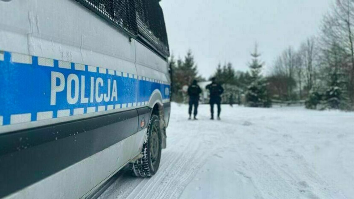 Leżał na chodniku w samym swetrze i trząsł się z zimna. Interweniowali policjanci