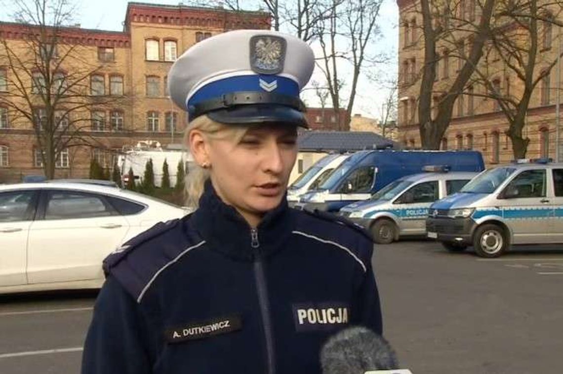 Leżała na chodniku, była już sina. Policjanci uratowali 2,5-latkę