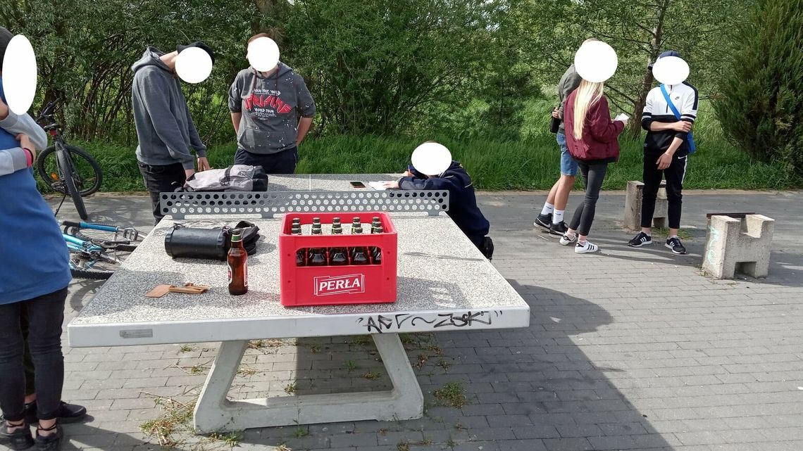 Libacja prawie na skwerku. Ze skrzynką piwa na ścieżce rowerowej