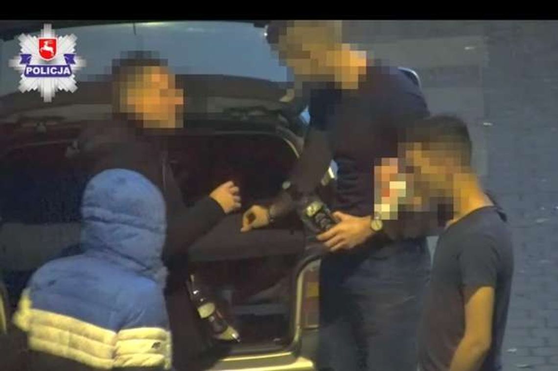 Libacja przy samochodzie w centrum Lublina, kierowca zatrzymany. Wszystko nagrała kamera Libacja przy samochodzie w centrum Lublina, kierowca zatrzymany. Wszystko nagrała kamera