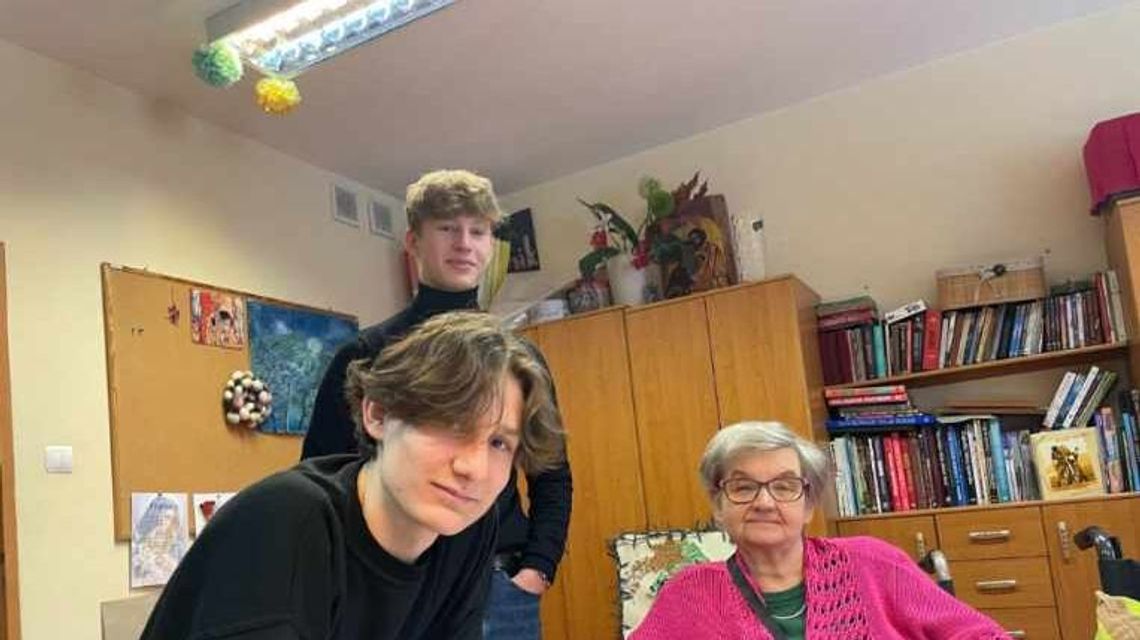 Licealiści łączą pokolenia. W wolnym czasie chodzą do DPS-u