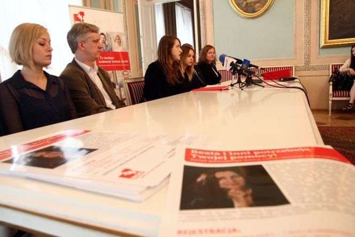 Licealiści szukają dawcy szpiku dla polonistki. "Chcemy być wsparciem dla niej"