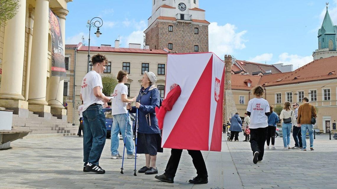 Licealiści zachęcali lublinian do udziału w niedzielnych wyborach Licealiści zachęcali lublinian do udziału w niedzielnych wyborach
