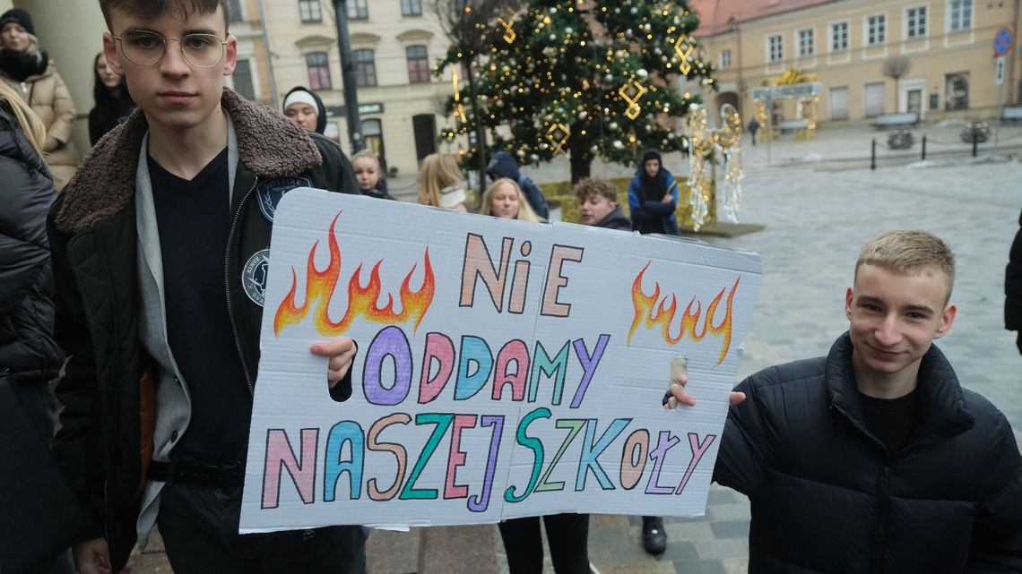 Licealiści zasypali kuratorium skargami. Kurator uratuje szkołę?